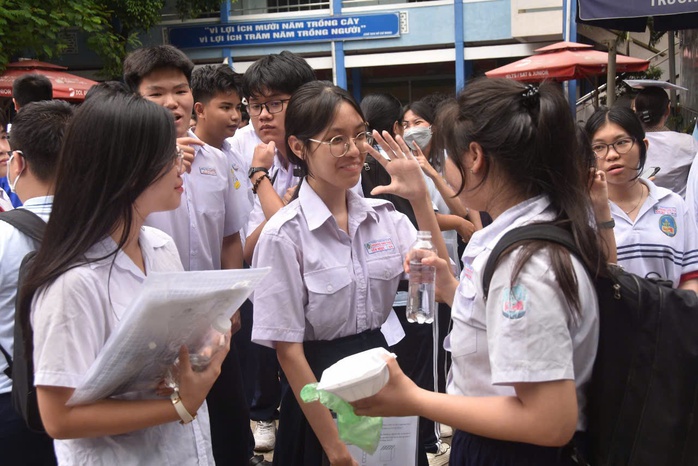 Hôm nay (11-6), bắt đầu chấm thi lớp 10 tại TP HCM - Ảnh 1.