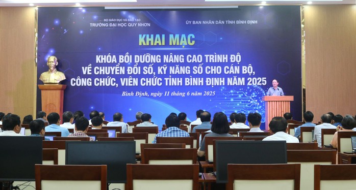 Bình Định rầm rộ đưa cán bộ, công chức, viên chức đi học- Ảnh 1. Bình Định rầm rộ đưa cán bộ, công chức, viên chức đi học- Ảnh 1.
