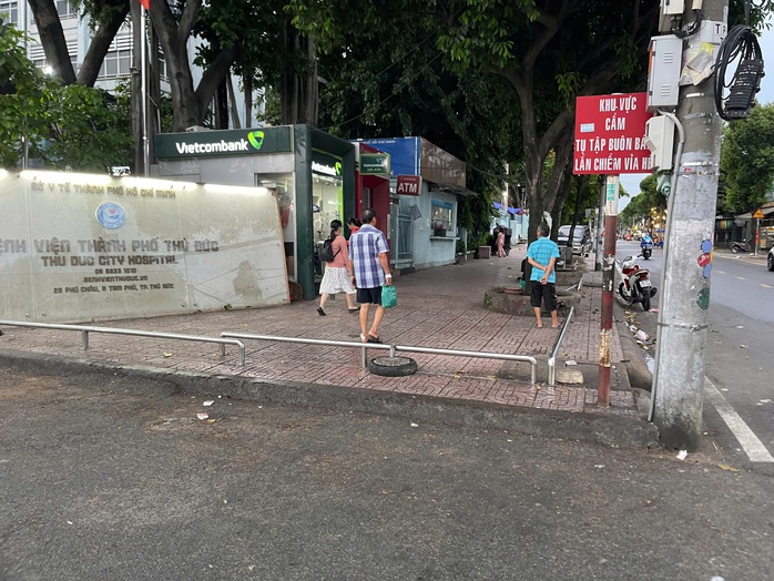 Bất ngờ hình ảnh trước cổng bệnh viện sau phản ánh của Báo Người Lao Động - Ảnh 6.