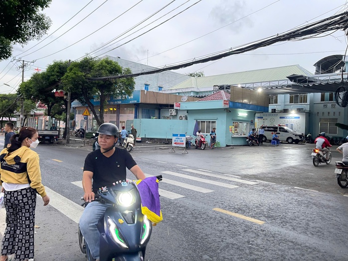 Bất ngờ hình ảnh trước cổng bệnh viện sau phản ánh của Báo Người Lao Động - Ảnh 5.
