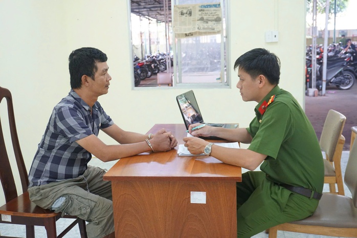 Công an TP HCM bắt 2 đối tượng xúc phạm Trung tướng Lê Hồng Nam- Ảnh 1. Công an TP HCM bắt 2 đối tượng xúc phạm Trung tướng Lê Hồng Nam- Ảnh 1.
