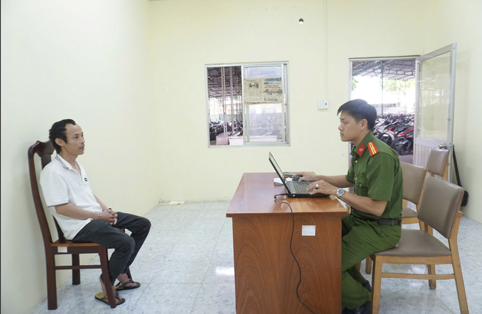 Công an TP HCM bắt 2 đối tượng xúc phạm Trung tướng Lê Hồng Nam- Ảnh 2. Công an TP HCM bắt 2 đối tượng xúc phạm Trung tướng Lê Hồng Nam- Ảnh 2.