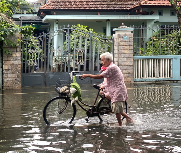 Hình ảnh đường phố Huế "lạ lùng" giữa mùa hè- Ảnh 10. Hình ảnh đường phố Huế "lạ lùng" giữa mùa hè- Ảnh 10.