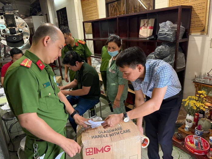 Bí mật nguyên liệu pha trộn trong gói cà phê bột Gia Cát - Ảnh 1.