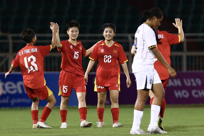 U19 nữ Việt Nam thắng 6-0, cầu thủ rời sân trong nước mắt - Ảnh 2.
