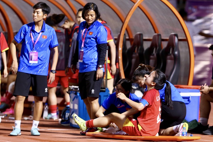 U19 nữ Việt Nam thắng 6-0, cầu thủ rời sân trong nước mắt - Ảnh 6.