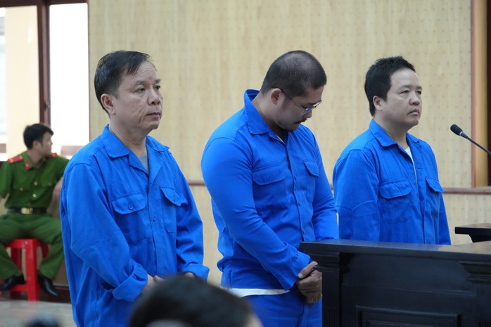 Ba cựu cán bộ lĩnh án vì "chạy việc"- Ảnh 1. Ba cựu cán bộ lĩnh án vì "chạy việc"- Ảnh 1.