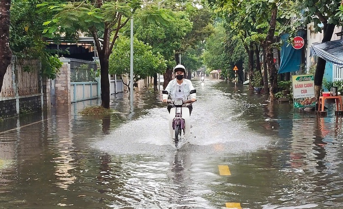 Hình ảnh đường phố Huế "lạ lùng" giữa mùa hè- Ảnh 1. Hình ảnh đường phố Huế "lạ lùng" giữa mùa hè- Ảnh 1.