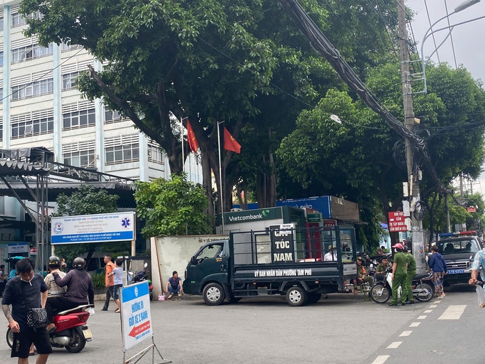 Bất ngờ hình ảnh trước cổng bệnh viện sau phản ánh của Báo Người Lao Động - Ảnh 4.