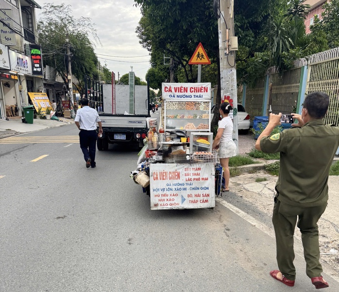 Bất ngờ hình ảnh trước cổng bệnh viện sau phản ánh của Báo Người Lao Động - Ảnh 1.
