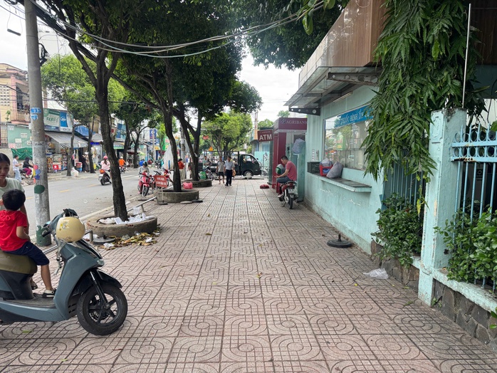 Bất ngờ hình ảnh trước cổng bệnh viện sau phản ánh của Báo Người Lao Động - Ảnh 7.