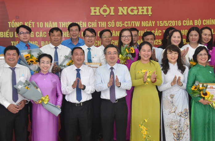 TP HCM: Tuyên dương 102 điển hình học Bác- Ảnh 4. TP HCM: Tuyên dương 102 điển hình học Bác- Ảnh 4.
