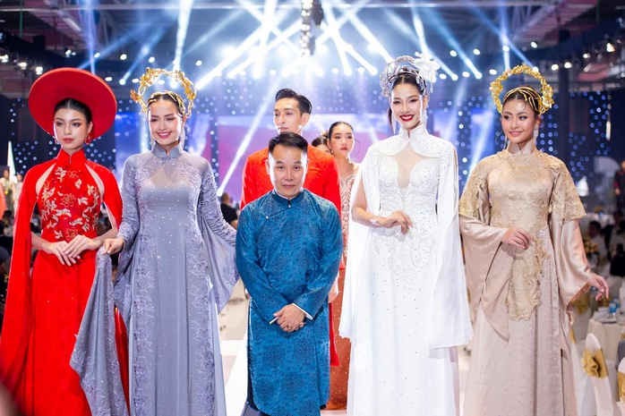 Nhà thiết kế Việt Hùng muốn "khi mất đi, con cháu không phải cúi đầu" - Ảnh 1.