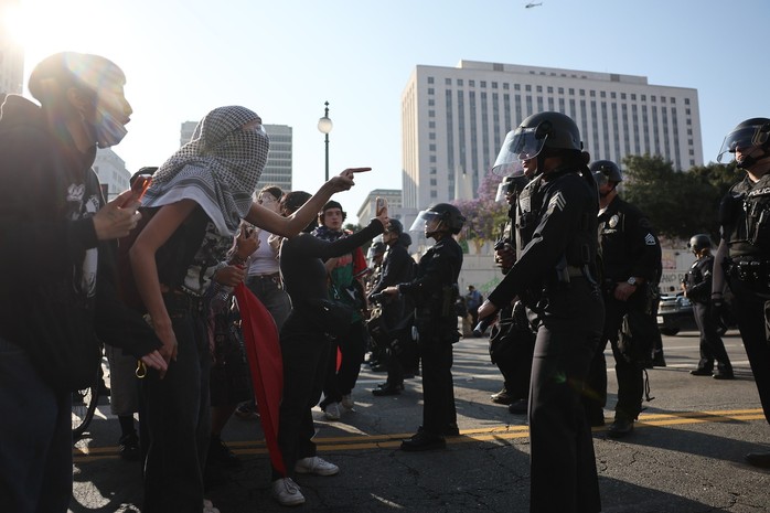 Los Angeles giới nghiêm khu trung tâm, binh sĩ đông hơn quân đồn trú Iraq, Syria- Ảnh 3. Los Angeles giới nghiêm khu trung tâm, binh sĩ đông hơn quân đồn trú Iraq, Syria- Ảnh 3.