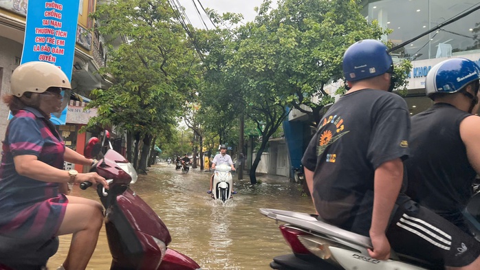 Hình ảnh đường phố Huế "lạ lùng" giữa mùa hè- Ảnh 2. Hình ảnh đường phố Huế "lạ lùng" giữa mùa hè- Ảnh 2.