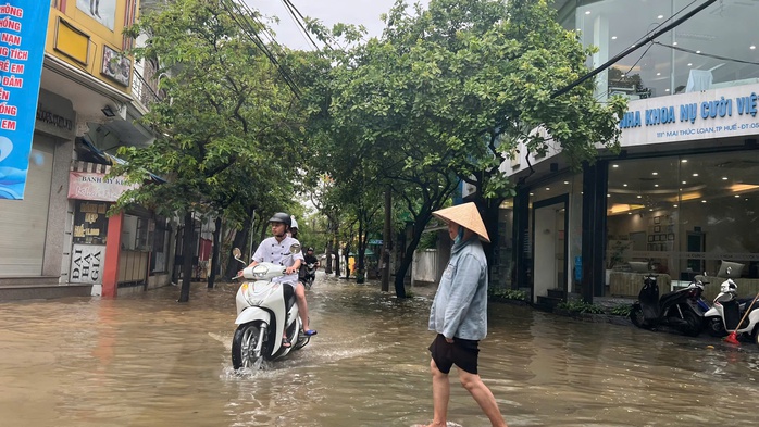 Hình ảnh đường phố Huế "lạ lùng" giữa mùa hè- Ảnh 8. Hình ảnh đường phố Huế "lạ lùng" giữa mùa hè- Ảnh 8.