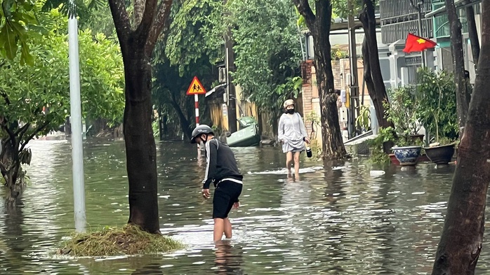 Hình ảnh đường phố Huế "lạ lùng" giữa mùa hè- Ảnh 5. Hình ảnh đường phố Huế "lạ lùng" giữa mùa hè- Ảnh 5.