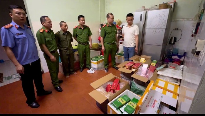 Bắt 2 đối tượng buôn bán hàng cấm- Ảnh 2. Bắt 2 đối tượng buôn bán hàng cấm- Ảnh 2.