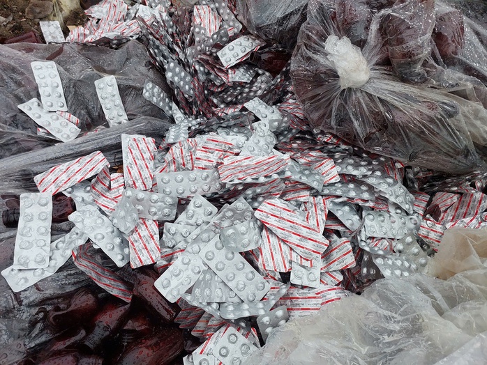 Số lượng lớn thuốc bị vứt bên đường ở Đà Nẵng là của một công ty dược- Ảnh 1. Số lượng lớn thuốc bị vứt bên đường ở Đà Nẵng là của một công ty dược- Ảnh 1.