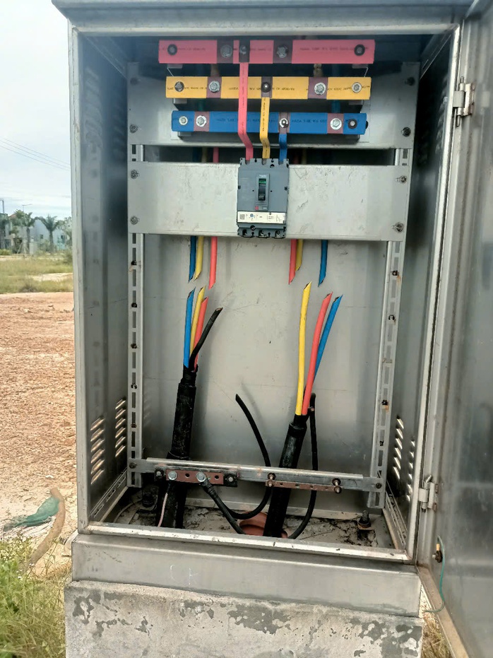 Hàng loạt tủ cấp điện bị trộm, nhà thầu lại "khóc thét"- Ảnh 4. Hàng loạt tủ cấp điện bị trộm, nhà thầu lại "khóc thét"- Ảnh 4.