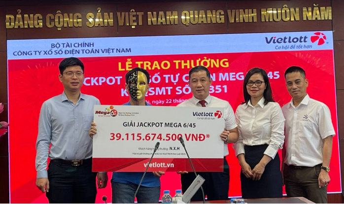 Vietlott nói gì khi cụ ông U80 nhận giải Jackpot 39 tỉ đồng nhìn như người trẻ?- Ảnh 1. Vietlott nói gì khi cụ ông U80 nhận giải Jackpot 39 tỉ đồng nhìn như người trẻ?- Ảnh 1.