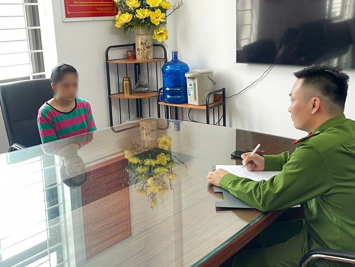 Nữ công nhân dùng kéo tự rạch 6 vết vào bắp tay, tạo hiện trường giả, báo bị cướp- Ảnh 1. Nữ công nhân dùng kéo tự rạch 6 vết vào bắp tay, tạo hiện trường giả, báo bị cướp- Ảnh 1.