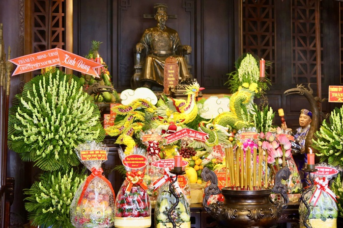Nguyên Chủ tịch nước Trương Tấn Sang dâng hương Đức Lễ Thành hầu Nguyễn Hữu Cảnh - Ảnh 11.