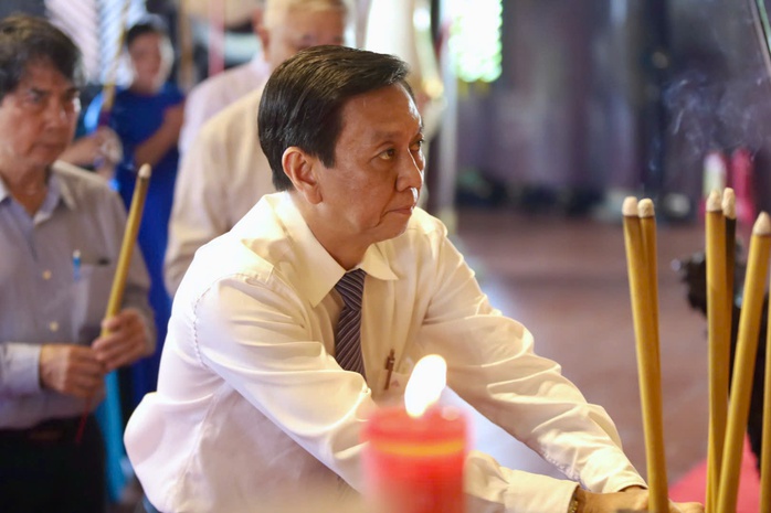 Nguyên Chủ tịch nước Trương Tấn Sang dâng hương Đức Lễ Thành hầu Nguyễn Hữu Cảnh - Ảnh 5.