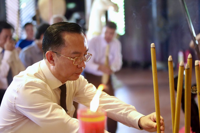 Nguyên Chủ tịch nước Trương Tấn Sang dâng hương Đức Lễ Thành hầu Nguyễn Hữu Cảnh - Ảnh 4.