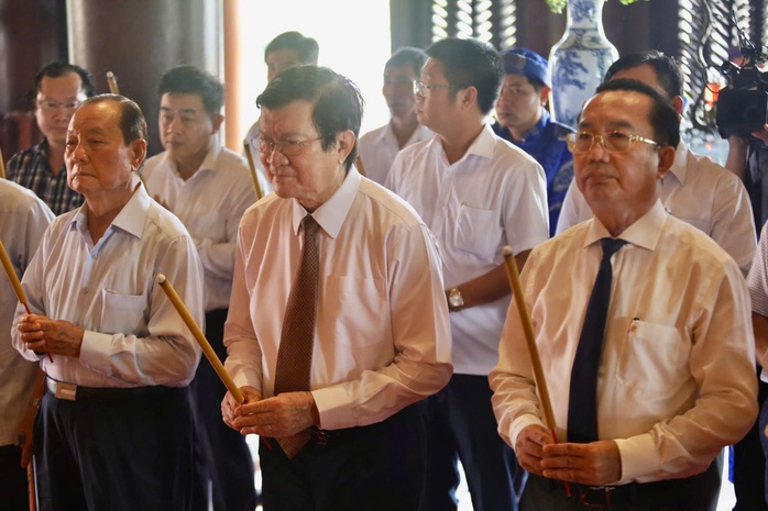Nguyên Chủ tịch nước Trương Tấn Sang dâng hương Đức Lễ Thành hầu Nguyễn Hữu Cảnh - Ảnh 3.
