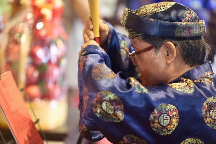 Nguyên Chủ tịch nước Trương Tấn Sang dâng hương Đức Lễ Thành hầu Nguyễn Hữu Cảnh - Ảnh 9.