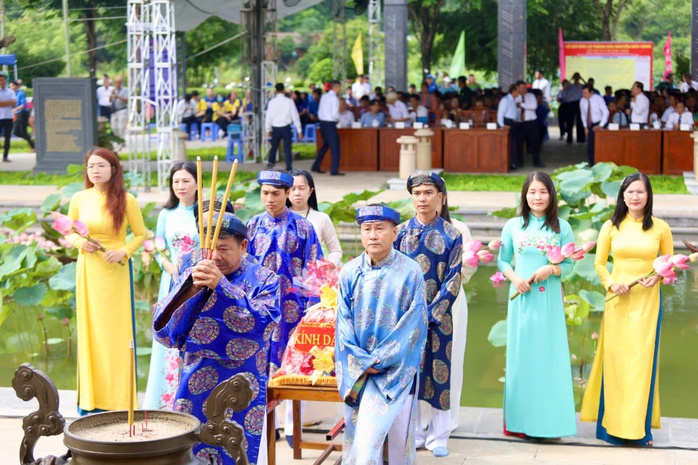 Nguyên Chủ tịch nước Trương Tấn Sang dâng hương Đức Lễ Thành hầu Nguyễn Hữu Cảnh - Ảnh 2.