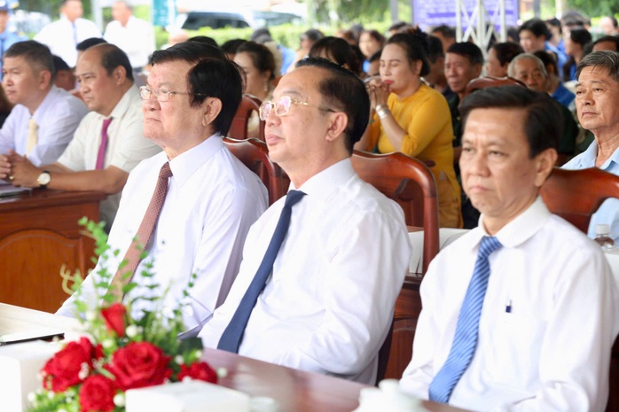 Nguyên Chủ tịch nước Trương Tấn Sang dâng hương Đức Lễ Thành hầu Nguyễn Hữu Cảnh - Ảnh 1.