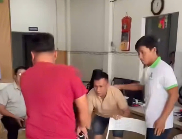 Diễn biến mới vụ công an mang theo súng vào phòng công chứng khống chế kẻ làm giả sổ đỏ - Ảnh 1.