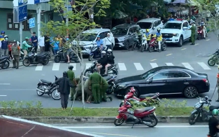 Xác minh clip người đàn ông chạy SH chặn xe, đập phá ô tô Mercedes - Ảnh 2.