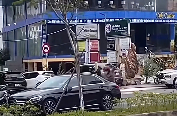 Xác minh clip người đàn ông chạy SH chặn xe, đập phá ô tô Mercedes - Ảnh 1.
