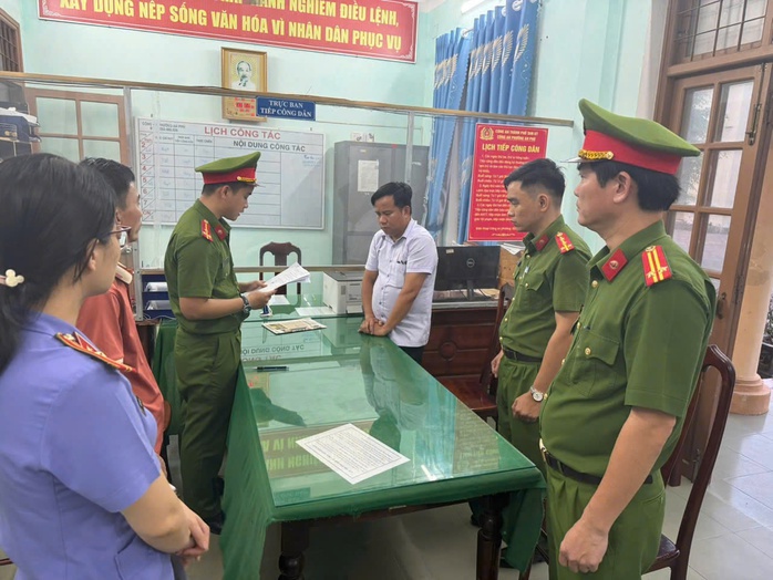 Bắt 2 nguyên cán bộ trung tâm quỹ đất ở Quảng Nam - Ảnh 2.