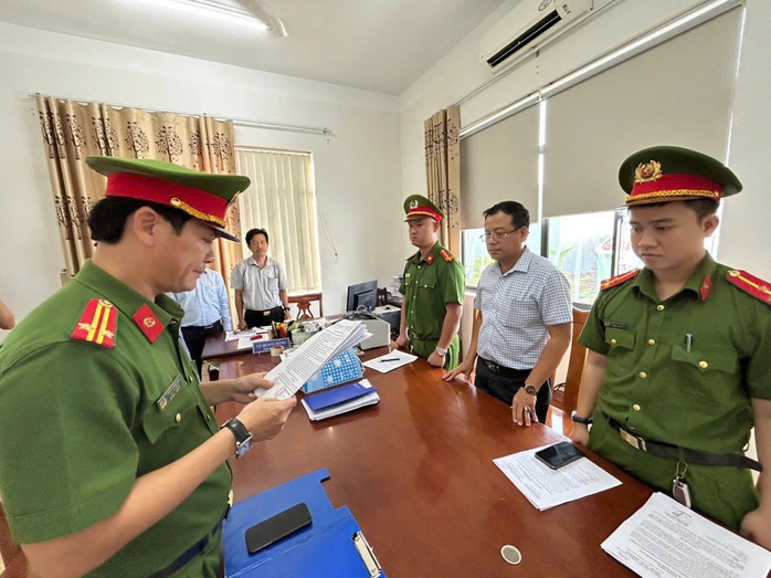 Bắt 2 nguyên cán bộ trung tâm quỹ đất ở Quảng Nam - Ảnh 1.
