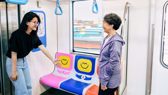 Chiến dịch lạ trên metro số 1 khiến hành khách ấm lòng- Ảnh 1. Chiến dịch lạ trên metro số 1 khiến hành khách ấm lòng- Ảnh 1.