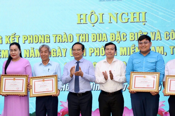 TP HCM khen thưởng nhiều tập thể, cá nhân xuất sắc - Ảnh 1.