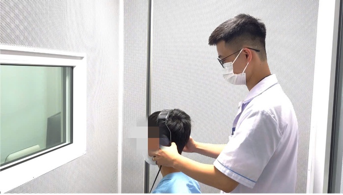 Điếc đột ngột do tắm đêm bằng nước lạnh - Ảnh 1.