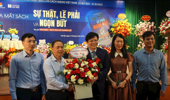 Ra mắt sách "Sự thật, lẽ phải và ngọn bút" của nhà báo Hồ Quang Lợi- Ảnh 4. Ra mắt sách "Sự thật, lẽ phải và ngọn bút" của nhà báo Hồ Quang Lợi- Ảnh 4.