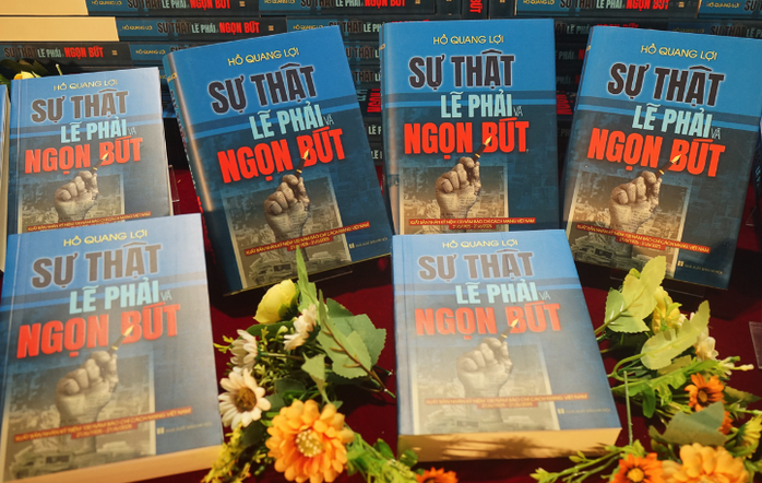 Ra mắt sách "Sự thật, lẽ phải và ngọn bút" của nhà báo Hồ Quang Lợi- Ảnh 3. Ra mắt sách "Sự thật, lẽ phải và ngọn bút" của nhà báo Hồ Quang Lợi- Ảnh 3.