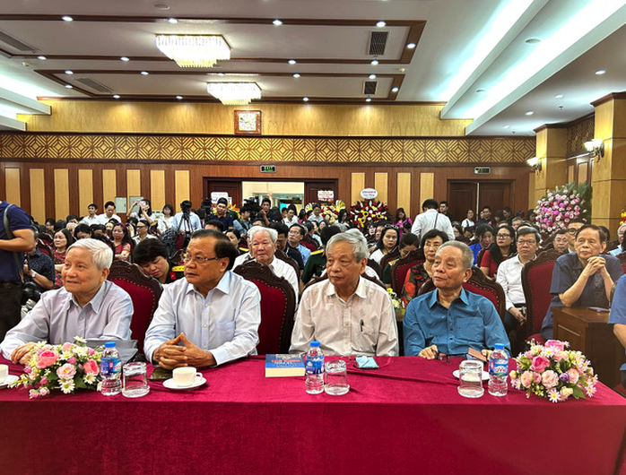 Ra mắt sách "Sự thật, lẽ phải và ngọn bút" của nhà báo Hồ Quang Lợi- Ảnh 2. Ra mắt sách "Sự thật, lẽ phải và ngọn bút" của nhà báo Hồ Quang Lợi- Ảnh 2.