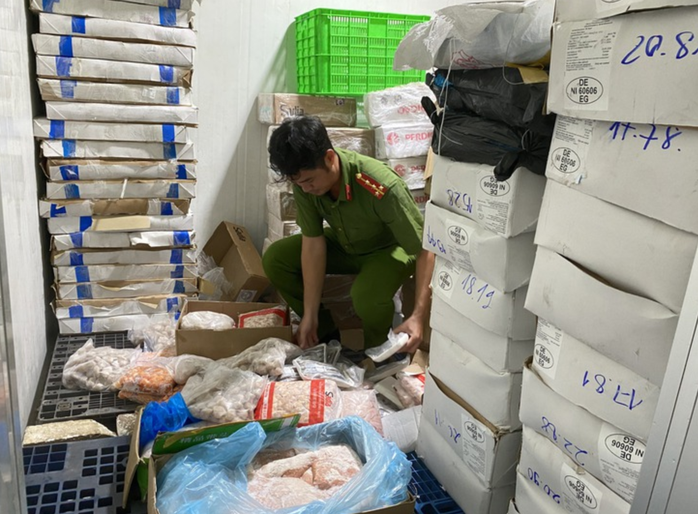 Công an TP HCM kiểm tra 3 kho lạnh, phát hiện gần 70 tấn nội tạng, thịt động vật không rõ nguồn gốc- Ảnh 1. Công an TP HCM kiểm tra 3 kho lạnh, phát hiện gần 70 tấn nội tạng, thịt động vật không rõ nguồn gốc- Ảnh 1.