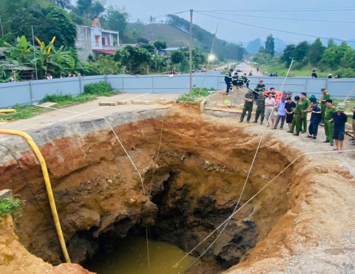 Thông tin mới nhất vụ mất tích khi rơi xuống “hố tử thần” trên quốc lộ - Ảnh 1.