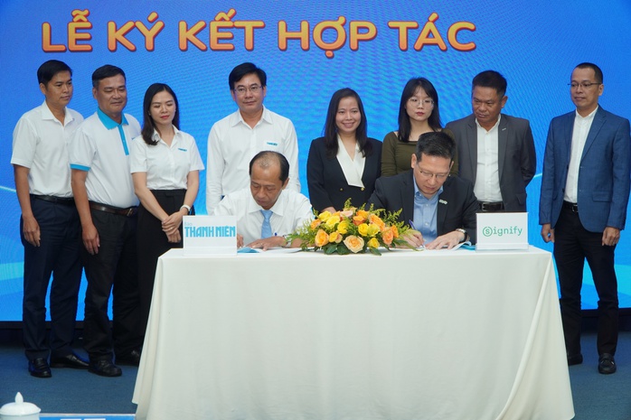 Báo Thanh Niên ký kết hợp tác với Signify Việt Nam đồng hành chương trình“Cùng con đi tiếp cuộc đời"- Ảnh 9. Báo Thanh Niên ký kết hợp tác với Signify Việt Nam đồng hành chương trình“Cùng con đi tiếp cuộc đời"- Ảnh 9.