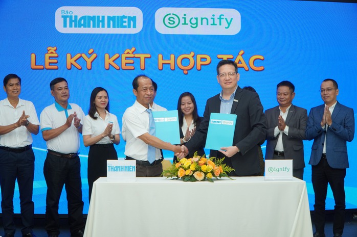 Báo Thanh Niên ký kết hợp tác với Signify Việt Nam đồng hành chương trình“Cùng con đi tiếp cuộc đời"- Ảnh 10. Báo Thanh Niên ký kết hợp tác với Signify Việt Nam đồng hành chương trình“Cùng con đi tiếp cuộc đời"- Ảnh 10.