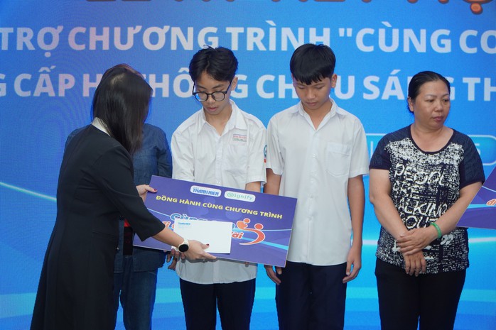 Báo Thanh Niên ký kết hợp tác với Signify Việt Nam đồng hành chương trình“Cùng con đi tiếp cuộc đời"- Ảnh 6. Báo Thanh Niên ký kết hợp tác với Signify Việt Nam đồng hành chương trình“Cùng con đi tiếp cuộc đời"- Ảnh 6.