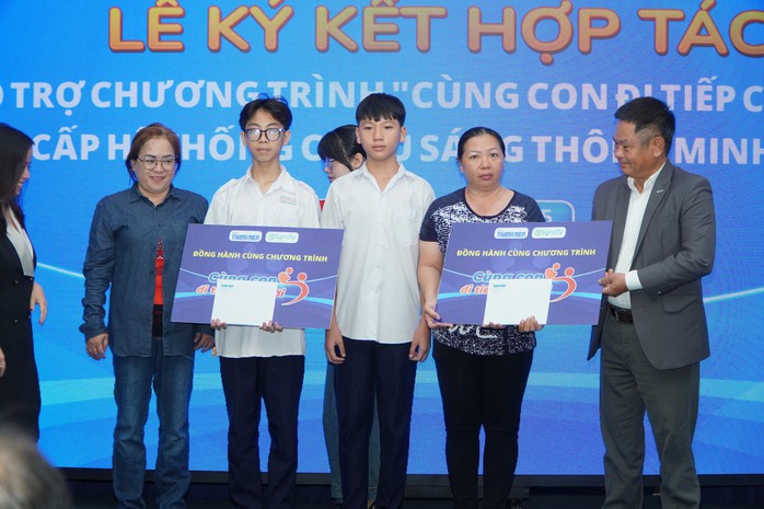 Báo Thanh Niên ký kết hợp tác với Signify Việt Nam đồng hành chương trình“Cùng con đi tiếp cuộc đời"- Ảnh 3. Báo Thanh Niên ký kết hợp tác với Signify Việt Nam đồng hành chương trình“Cùng con đi tiếp cuộc đời"- Ảnh 3.